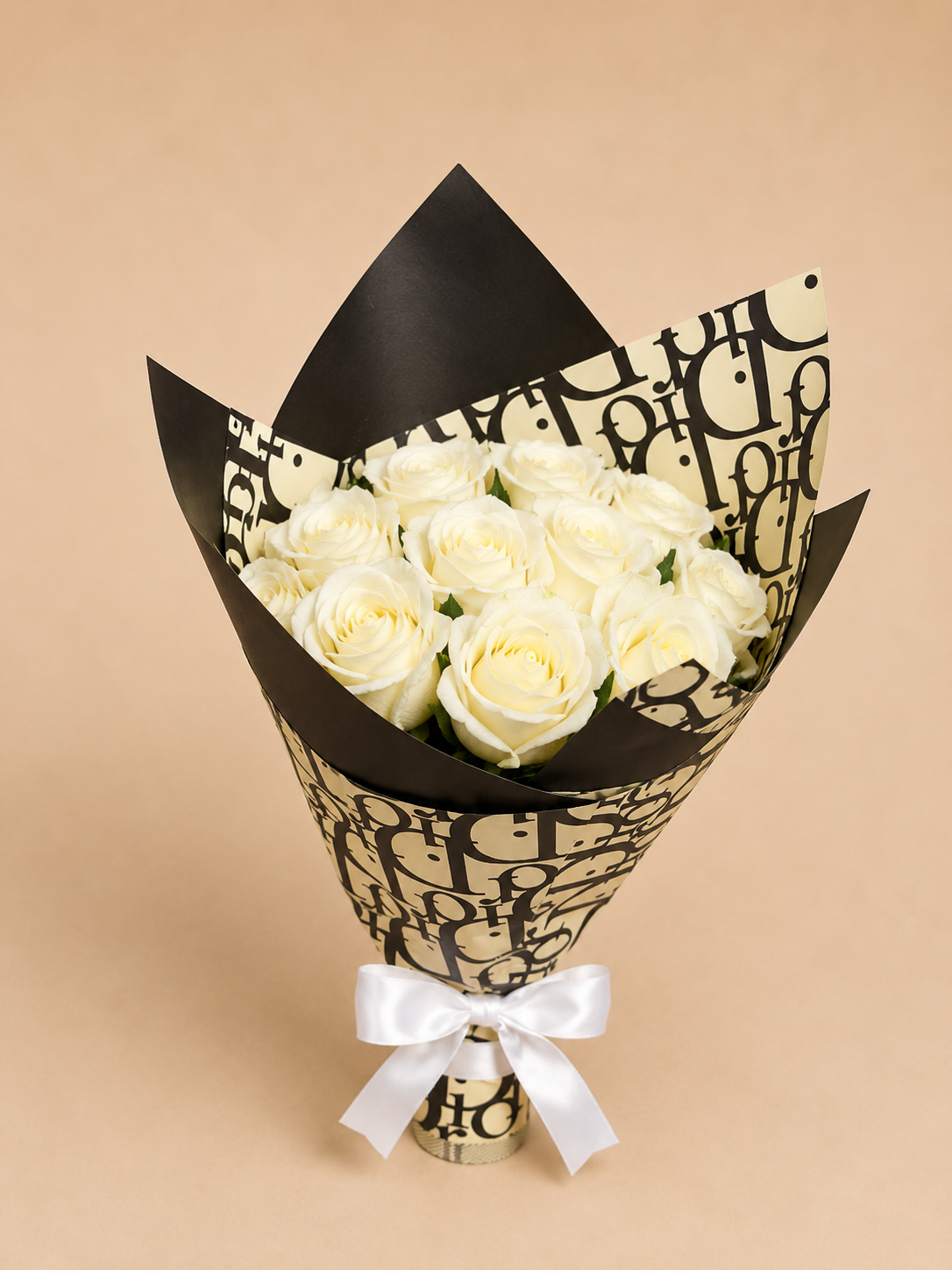 Exclusief boeket van witte kunstrozen in zwart-gouden designer-geïnspireerde verpakking met witte satijnen strik