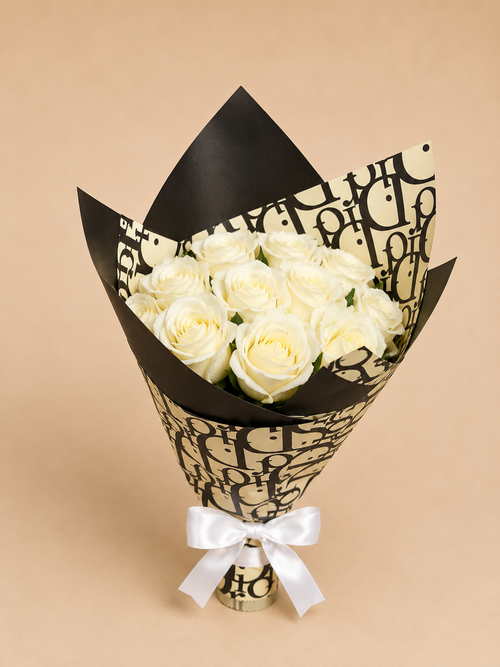 Exclusief boeket van witte kunstrozen in zwart-gouden designer-geïnspireerde verpakking met witte satijnen strik