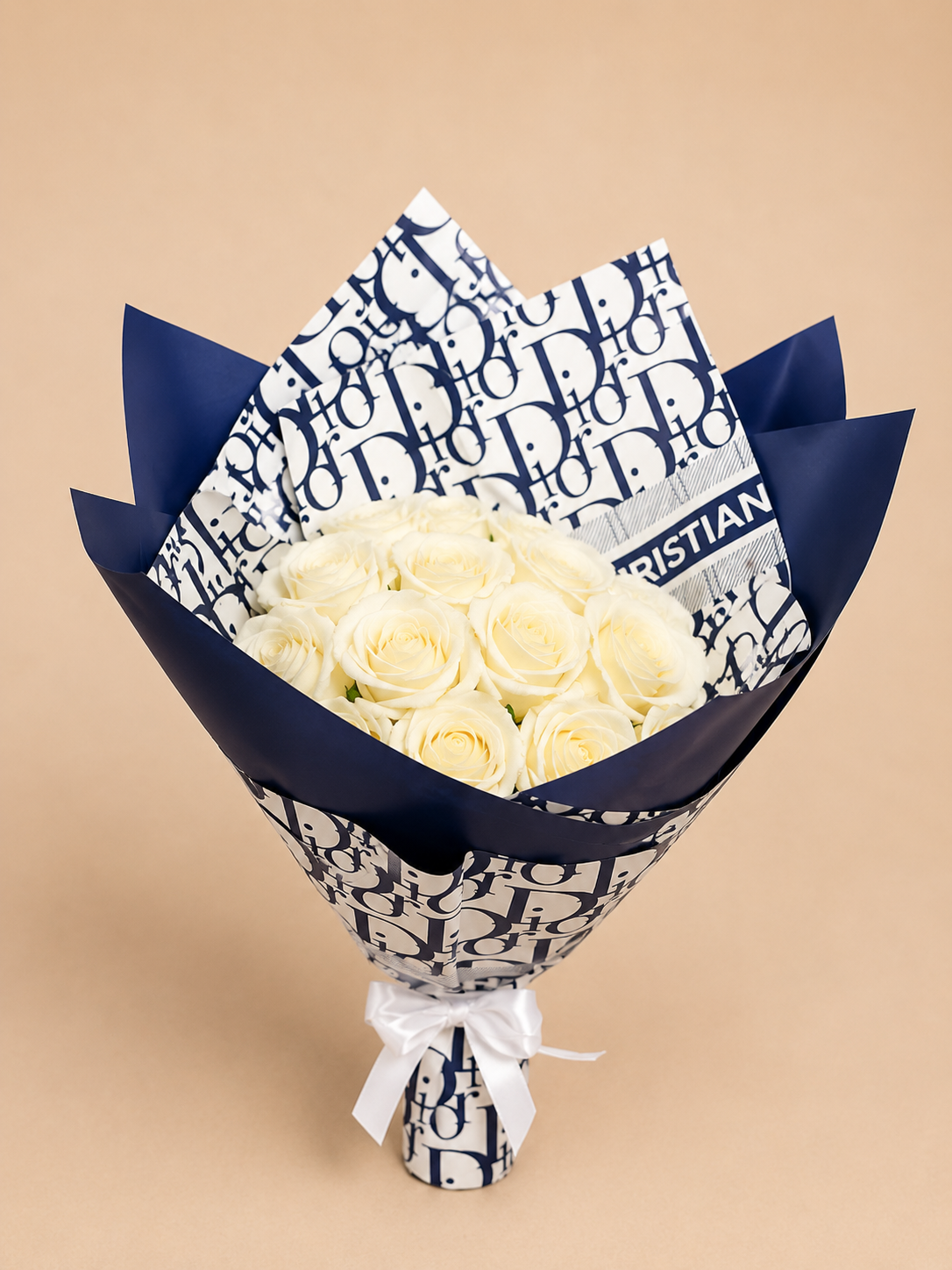 Luxe witte rozen boeket in designer-geïnspireerde marineblauw-witte verpakking
