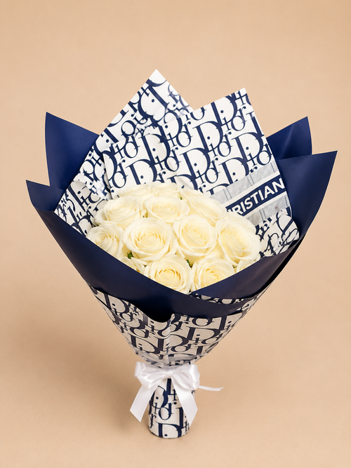 Luxe witte rozen boeket in designer-geïnspireerde marineblauw-witte verpakking